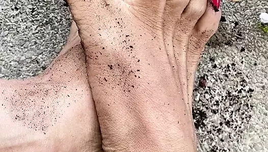 Kaki seksi melove dientot habis-habisan sama kuku kaki panjang warna merahnya
