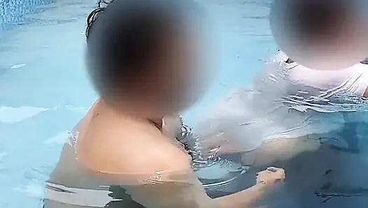 Pasangan Hot Ini Berisiko Bersenang-senang Di Kolam Renang