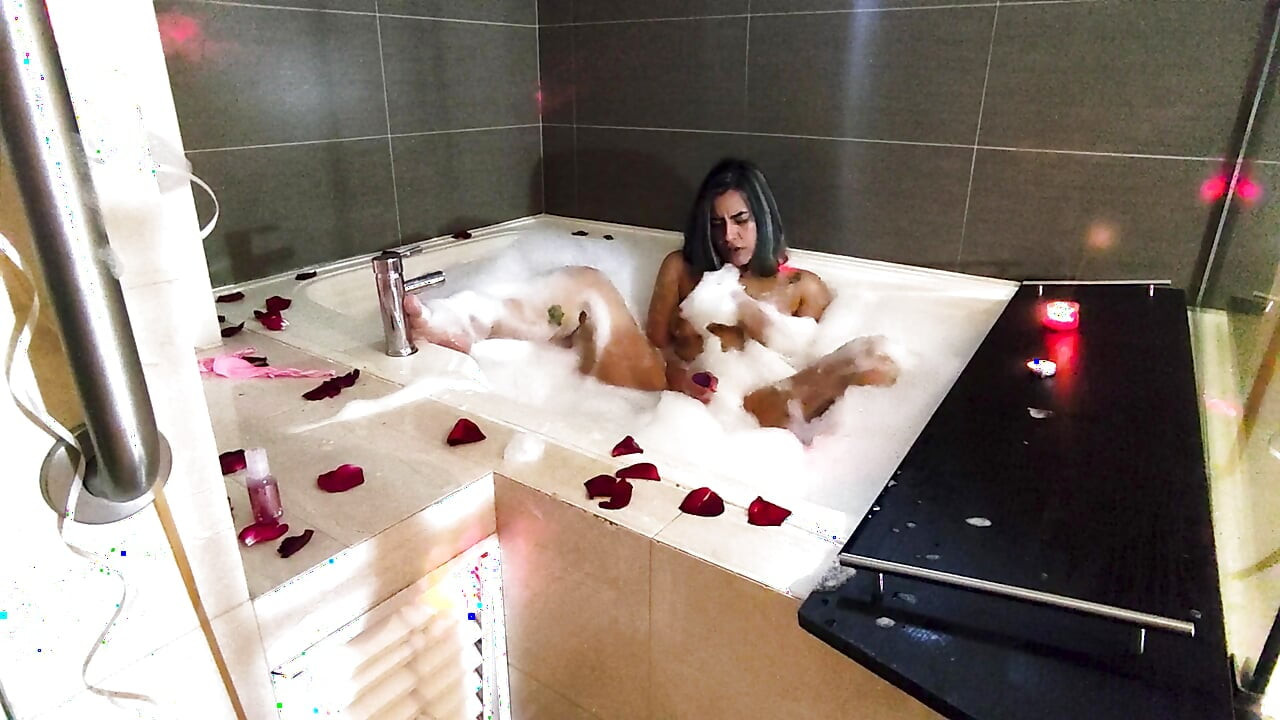aapke lie baathatab men romantik aur gila hastamaithun, phom aur gulaab ki pankhuriyon ke saath.