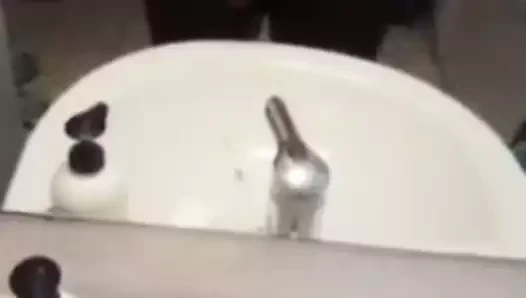 petite caresse avant la douche