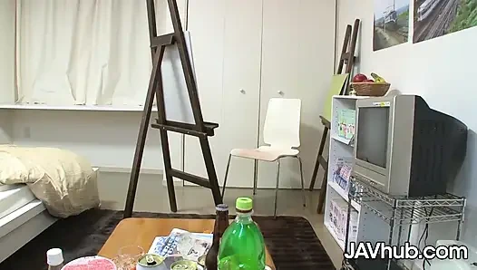 Sakura Saya çıplak modeli boyarken azıyor