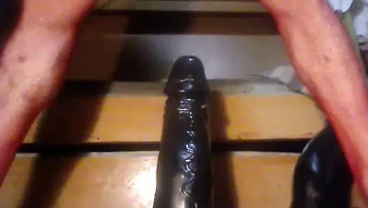 devler dildo ile giyinmiş