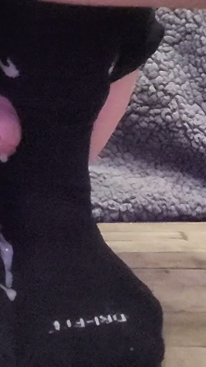 Eu me faço um footjob com meia | Clip 1