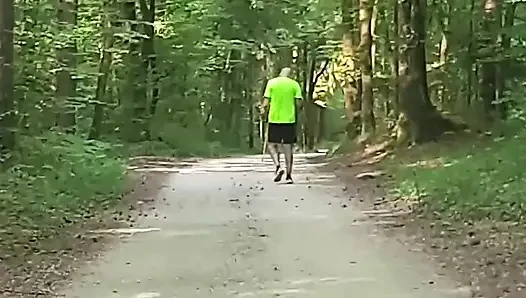 Ormanda çıplak yürüyorum. Mastürbasyon yapmak için bir yer arıyor!