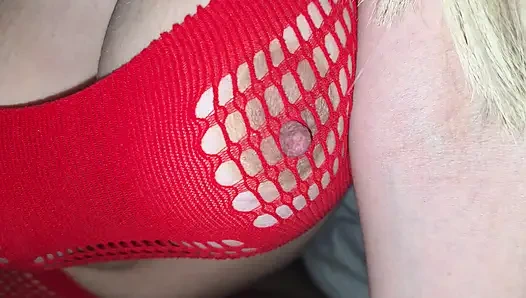 Жена с большими сиськами делает мне удивительный минет перед сном, огромный камшот!