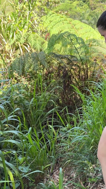 Ssst! Pacar Saya Tidak Akan Menemukan Kami Di Tengah Hutan, Jangan Khawatir
