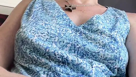 Ibu tiri sange ini lagi asik nyepong dan ngentot memek beceknya di belakang bus!