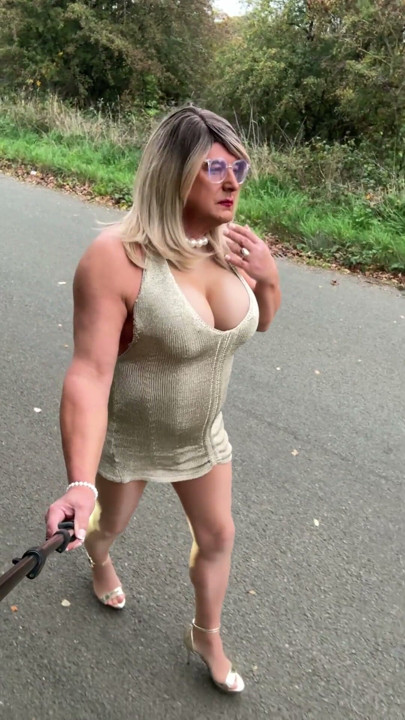 Seksi Crossdresser Kellycd2022 altın elbise ve parlak dikişsiz külotlu çorapla dışarıda araba kullanırken | Klip 1