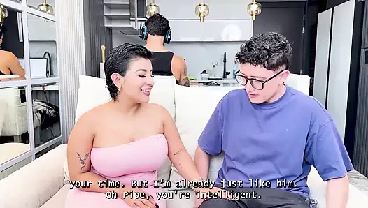 Ich Ficke Die Große Stiefmutter Meines Besten Freundes, Während Er Videospiele Spielt - Naty Slim
