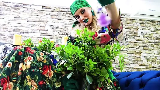 Kiss Poison Ivy 's Green Lips