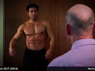 Мужчина-знаменитость TJ Hoban показывает свои мускулы и полностью обнаженное тело