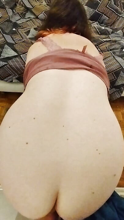 Slatka tinejdžerka igra se s realističnim dildom