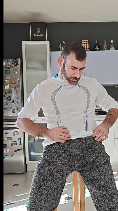 Tata s velikim kurcem masturbira i svršava