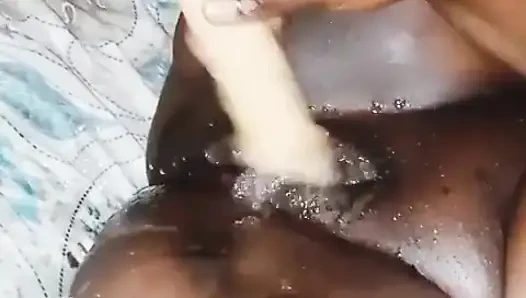 Memekku muasin memekku pakai vibrator dan dildo favoritku