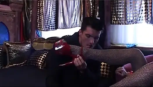 Schöne blonde muschi mit dicken möpsen fickt großen schwanz, lutscht anal penetriert