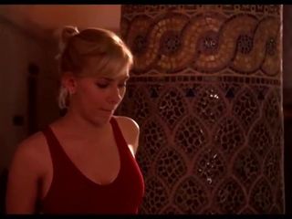 Scarlett Johansson în costum de baie roșu