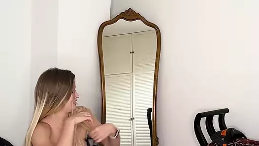 Büyük memeli komşu büyük bir dildoyla mastürbasyon yapıyor