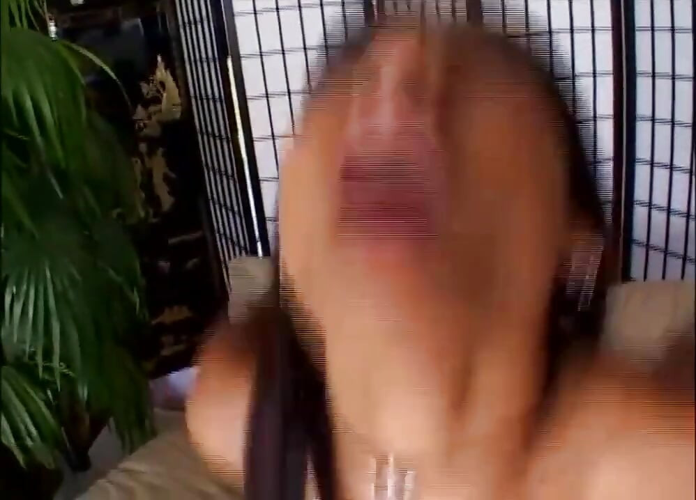 Latina caliente con maravillosas tetas naturales toma una polla dura