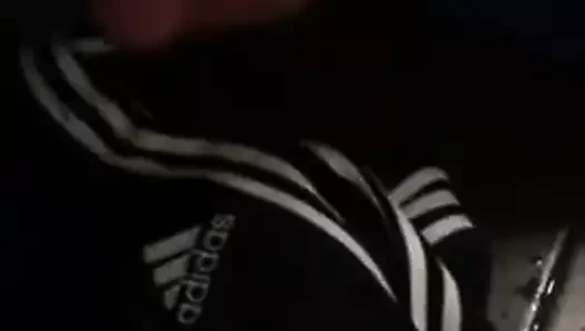 Sborro sulla tuta dell'adidas