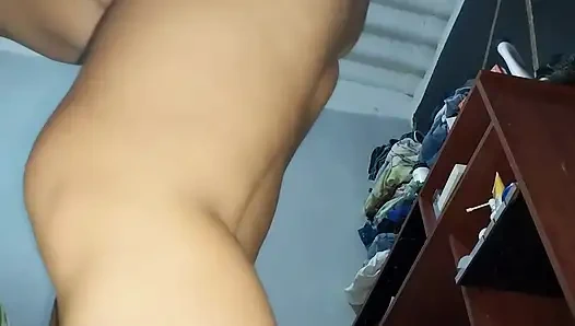 Я шпионю за задницей моей мачехи под кроватью, пока она переодевается