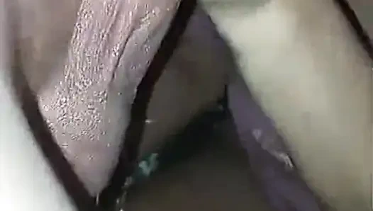 Cewek dominan lagi asik nyepong kontol sampai dicrot di mulut Aku suka nyepong kontolnya! Aku suka banget kalau cowok ini crot di mulutku!