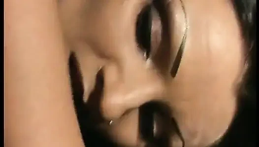 Brünette deutsche milf wird gefesselt und mit spielzeug und dickem schwanz gefickt