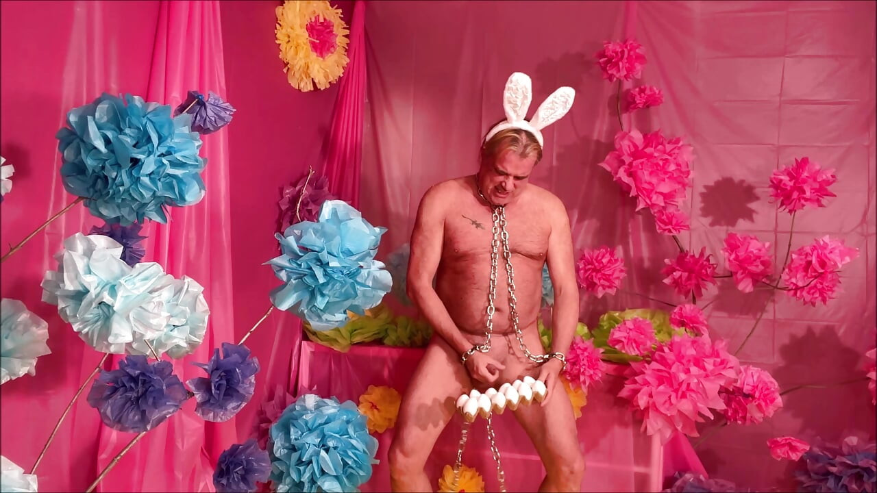 EASTER BUNNY LAYS EGGS 4 003