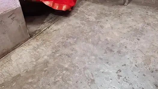 Kakak ipar datang untuk memberikan