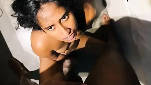 Развлечение жены в домашнем видео