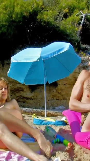 Ključni trenutak iz "Divljeg trojca na rajskoj plaži"