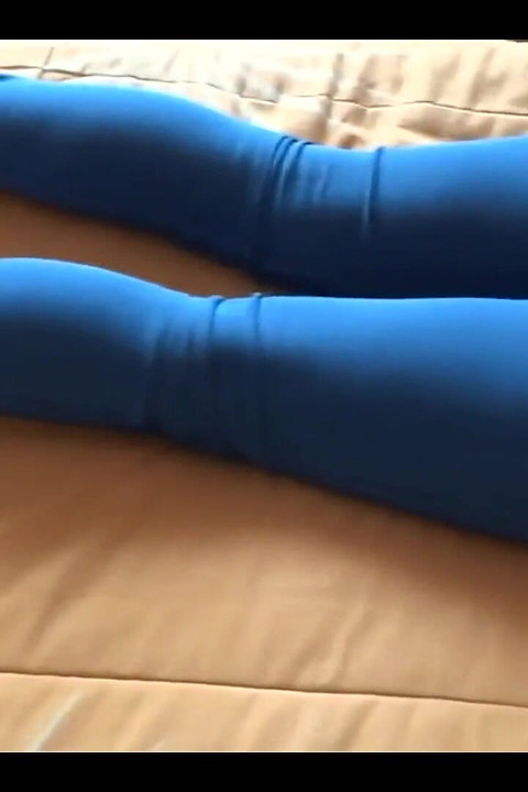 Mostrando mi gran culo mientras los amigos del hijastro se masturban y se corren