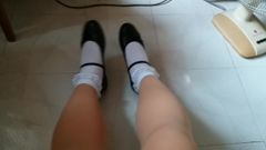 Schwarze Mary Jane mit beiger Strumpfhose & weißer Spitzen-Socken-Neckerei