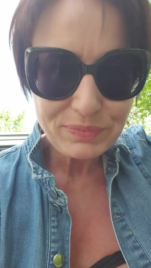 Mil Julie squirts outside | Clip 1