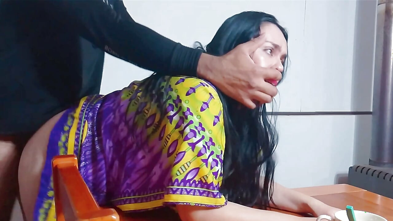 Seks India: Aku nak sarapan, tapi aku pun nak kongkek kau, ibu tiri India yang horny