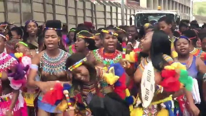 Baile grupal de chicas africanas en topless en la calle