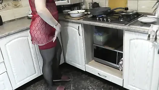 Video porno buatan rumah. Pertunjukan striptis di dapur. Tante seksi dengan memek berbulu alami lagi asik muasin memeknya sendirian Fetish Stockings