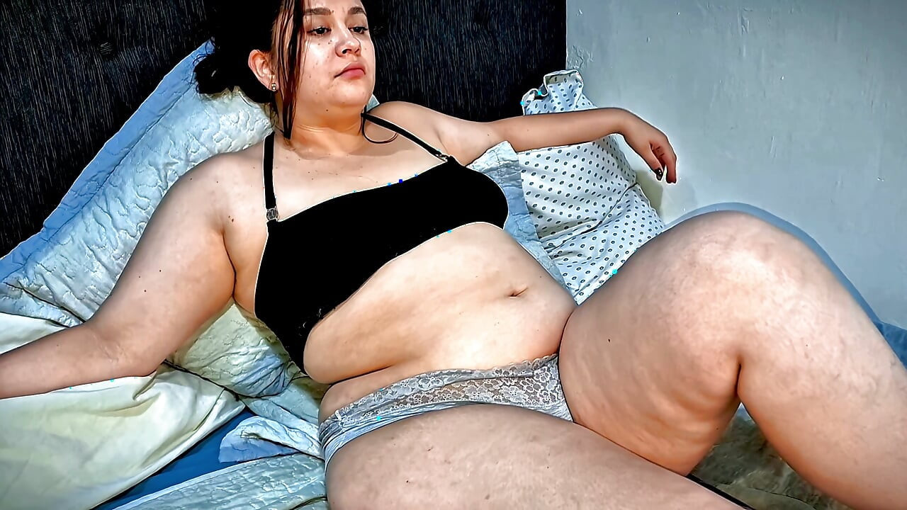 Nicole Škádlí S Tlustými Břichy Po Nádivce - BBW Gauč Chvěje