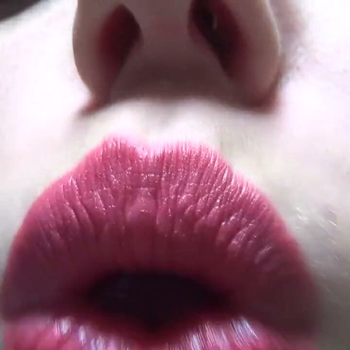 Küssen und entengesicht mit großen rosa lippen