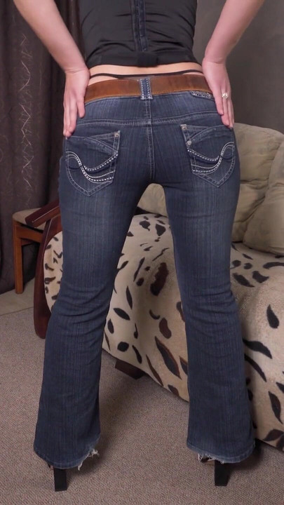 Momento emozionante da "Milf in jeans vita bassa stuzzicando il culo con la coda di balena"
