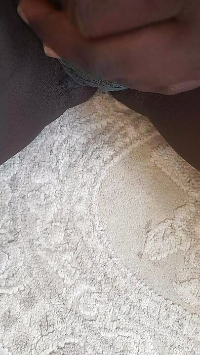 Belle-sœur montrant sa grosse chatte à son beau-frère en appel vidéo