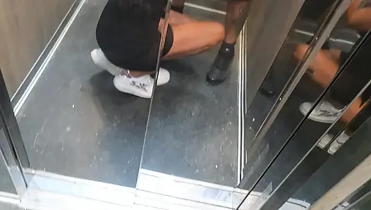 Dia tidak sabar sampai kami tiba di apartemen untuk mengisi memeknya dengan sperma