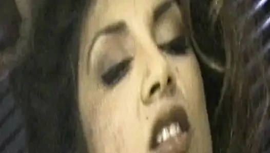 Tante seksi rambut cokelat dengan lingerie seksi lagi asik nyepong dan ngentot kontol sampai ke lingerie seksi