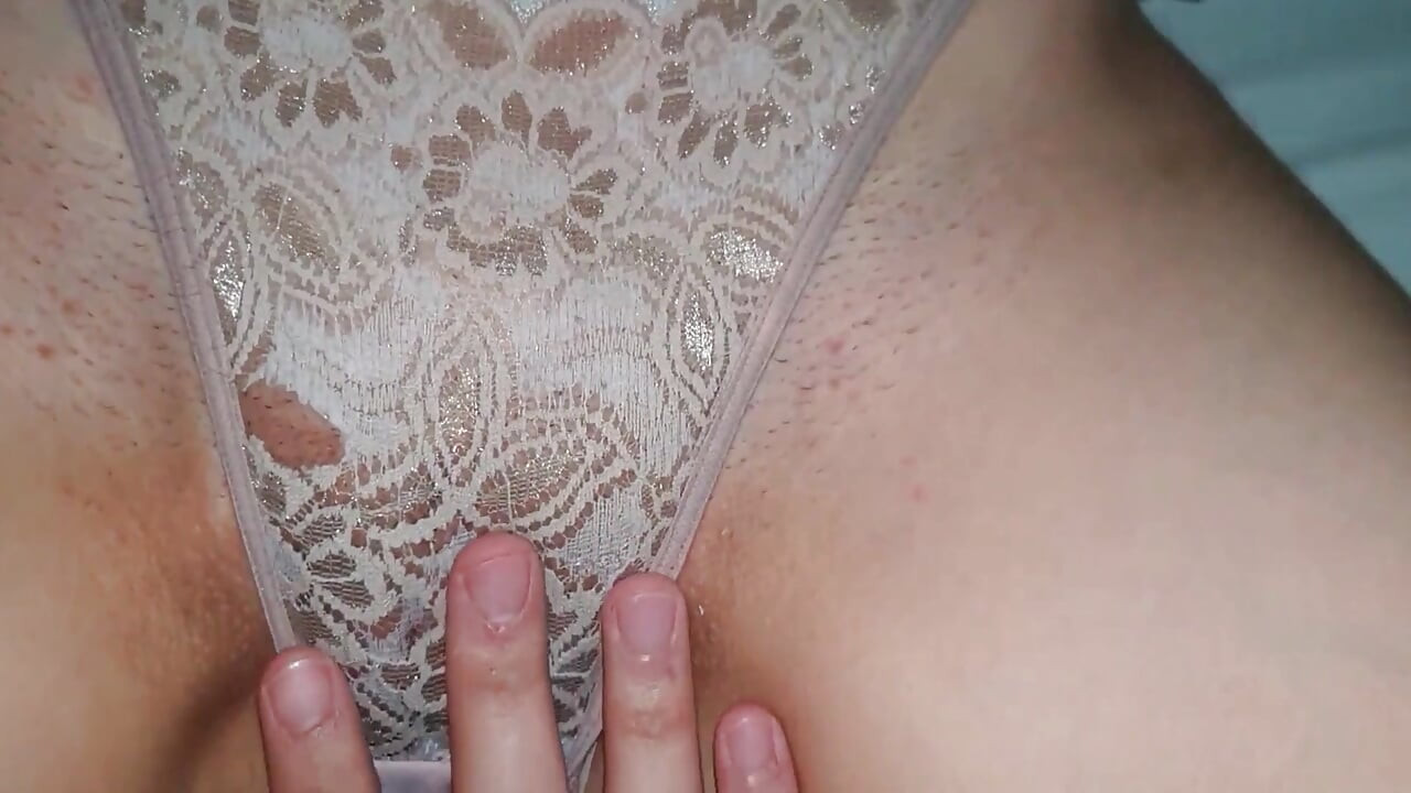 섹시한 기혼 여성이 팬티를 벗지 않고 질에 크림파이를 받는다