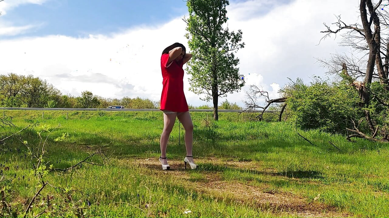 سار العبد عاريا على الطريق السريع اليوم لمعجبيه