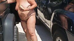 Пухлая милфа-толстушка - обнаженная на улице. готовится к голому дню на курорте нудистов.