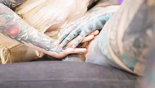 Utangaç kız dövmeli kız doxy ile ilk anal seksi deniyor