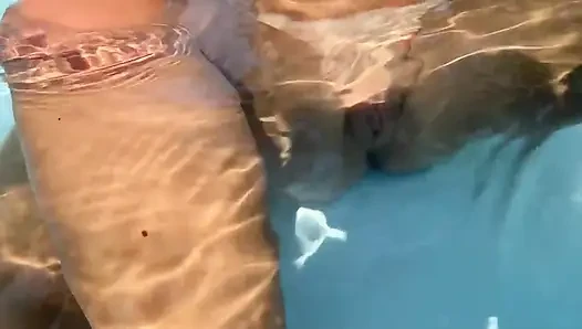 Havuzda oral seks ve sonra devam etmek için eve gittik