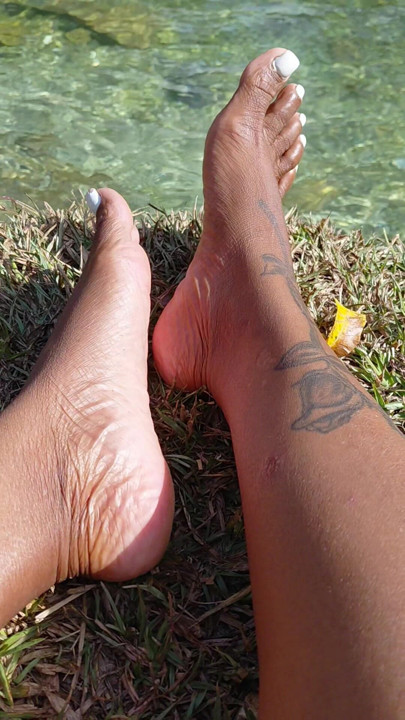 kaki di pinggir sungai