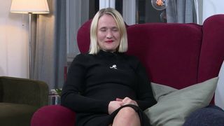 Lena verwöhnt sich auf dem Boden