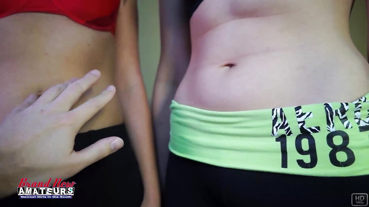 Carlee y Kennedy petite morena tatuada dúo de culo mojado sediento